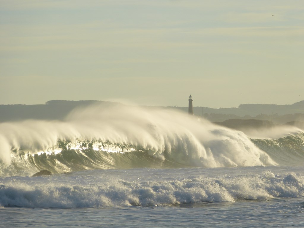 Fuerte oleaje en el Sardinero ( Santander) 
Temporal marítimo de comienzos de enero de 2015, que produjo olas espectaculares como la mostrada en la foto.
