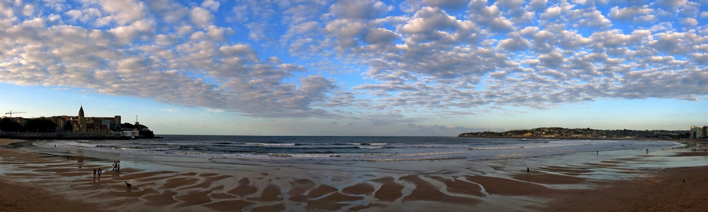 Altocumulus stratiformis
"Cobertura de nubes"

Un cielo salpicado de nubes, sobre la playa de San Lorenzo de Gijón.
Álbumes del atlas: ZFO14 altocumulus_stratiformis