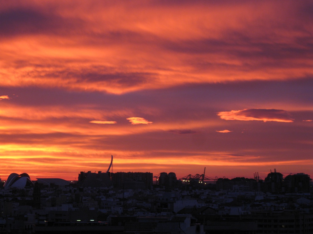Amanecer en Valencia
Linea de cielo al amanecer. Al salir el sol en Valencia por el mar, el cielo y sus nubes toman el color rojo del amanecer.

