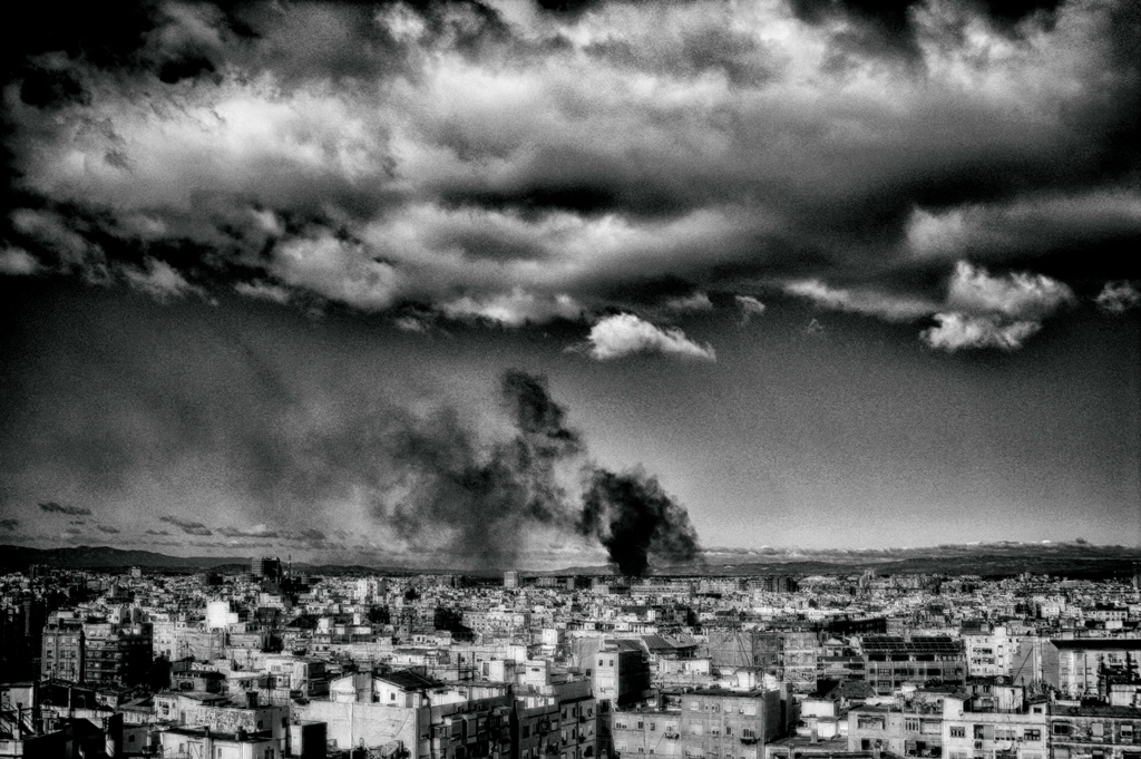 Incendio
En invierno de Valencia, un incendio en un polígono cercano mezcla el humo con las nubes del mediodía.
