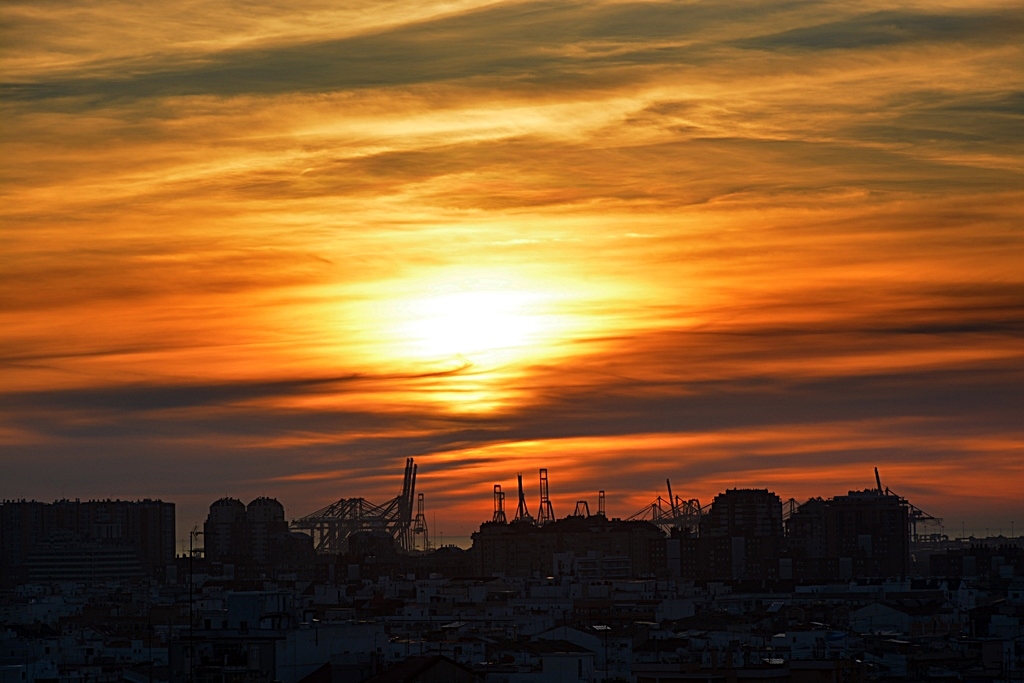Amanece en el puerto
Aparece el sol en el horizonte del puerto de Valencia. Día de invierno con brumas matutinas.
