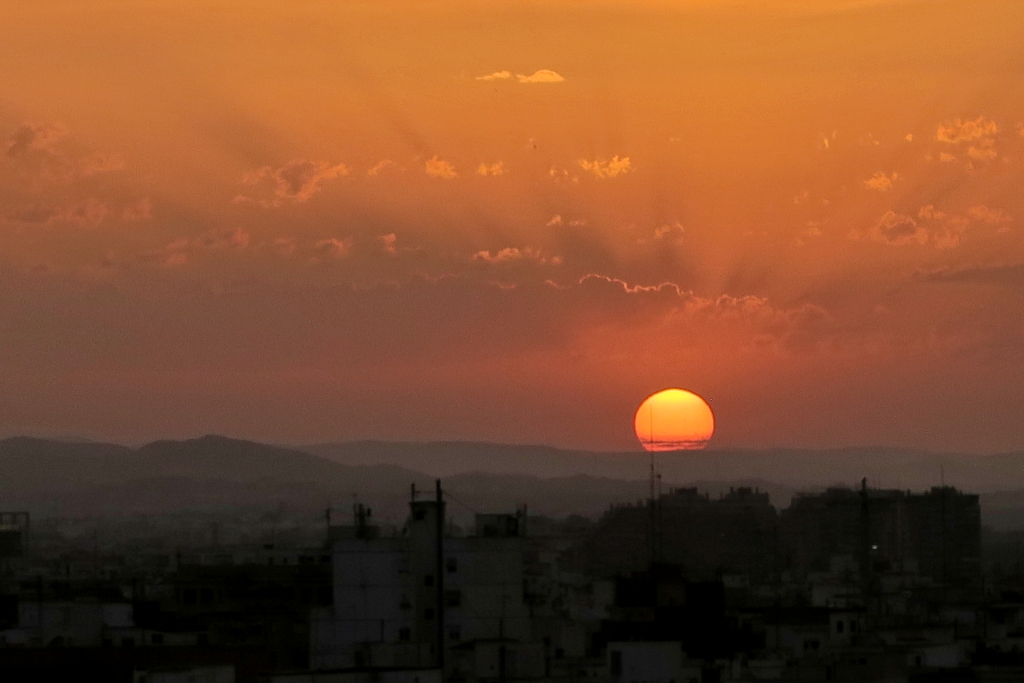 Sol de Mayo
Puesta de sol sobre tejados y montañas de Valencia
