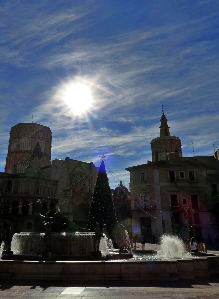 Contrasol
Sol nebuloso en la Plaza de la Virgen de Valencia
