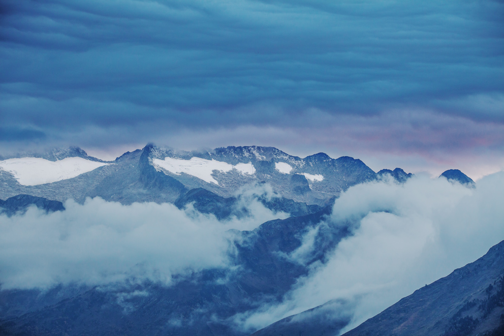 Montes Malditos
Llegan los mese de otoño, con una pálida luz decae el crepúsculo sobre la cúspides de las montañas más altas del Pirineo.
Álbumes del atlas: Z_FCMR2023