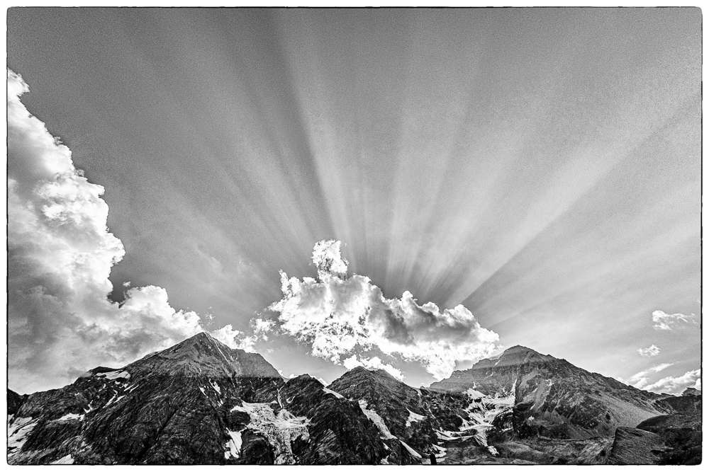 sombras de nubes sobre Gran Zebru 
Atardecer sobre le Gran Zebru, alpes italianos.  Un pequeño cumulo  proyecta sombras  en el cielo
