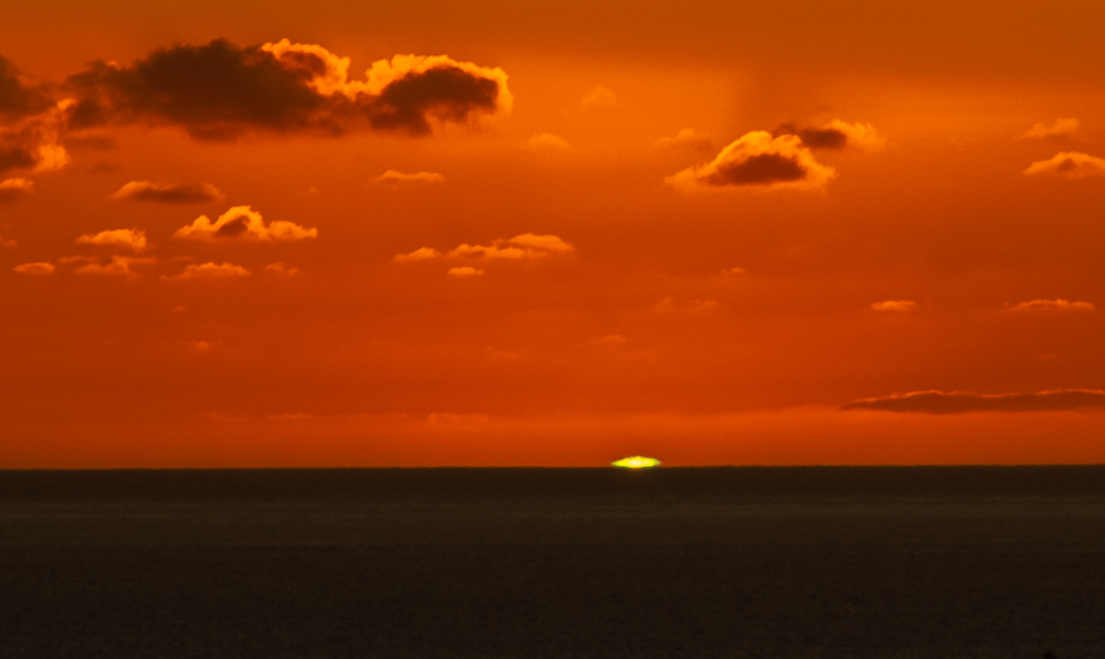 green flash atlantico
 al ponerse el sol, sobre el horizonte  , sobre ele oceano atlantico, se pudo observar  el esquivo rayo verde
