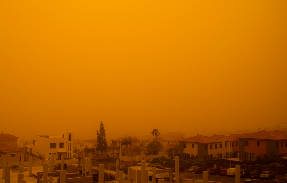 calima extrema en Canarias
 la peor intrusión de polvo sahariano sobre Canarias del siglo. Visibilidad por debajo de 300 metros, Áureas  irrespirable, 
las fotos no  muestran mas que una atmósfera naranja, como si del planeta Marte se tratase
