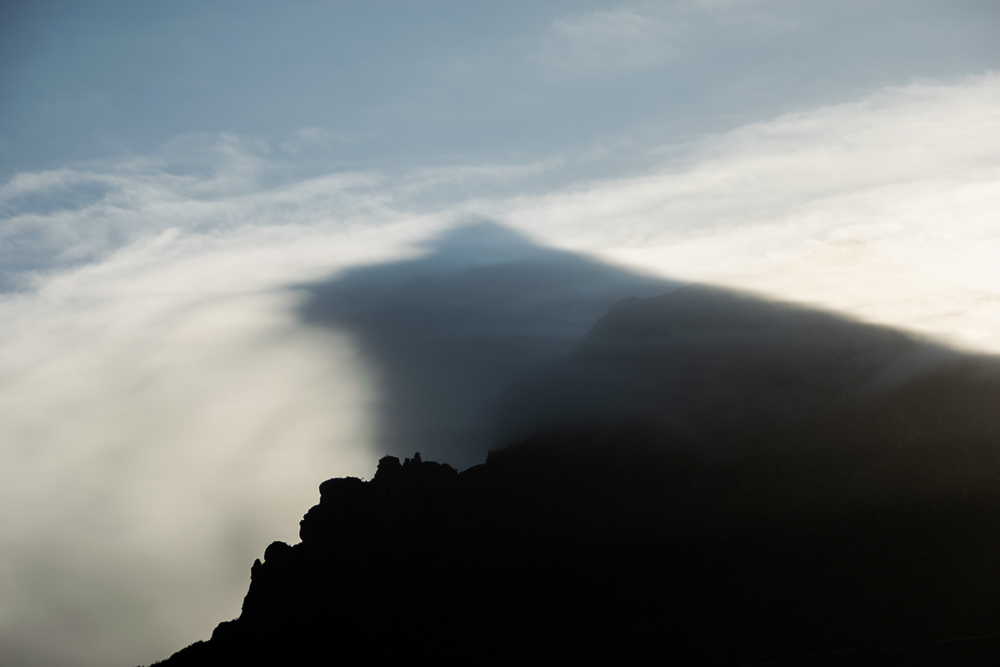sombra en forma de águila
la sombra del Roque del Conde se proyecta sobre las nubes  estractocumulos al amanecer y da esta imagen que recuerda a la cabeza de un águila
