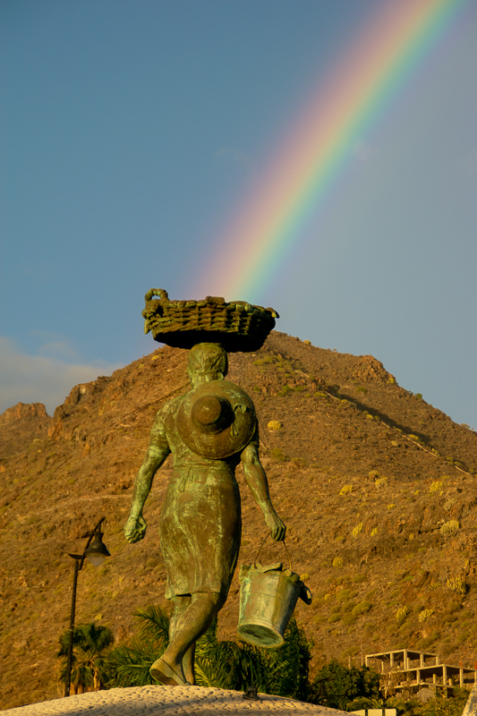 el origen del arcoíris
este arcoiris parece nacer de la cesta de esta escultura en Puerto Santiago, Tenerife
Álbumes del atlas: aaa_no_album