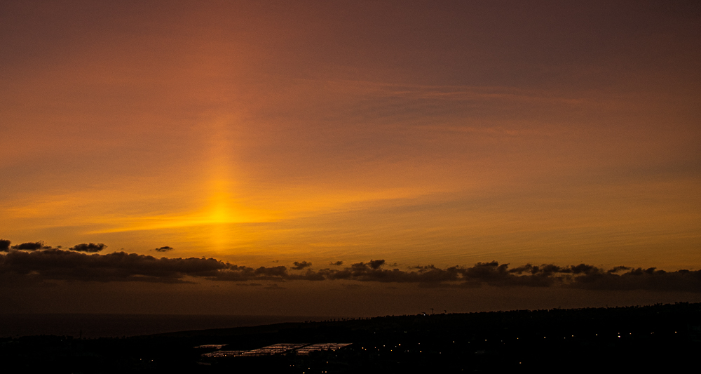pilar solar
upper sunset light pilar sobre el horizonte  del oceano atlantico, visto desde Tenerife sur
