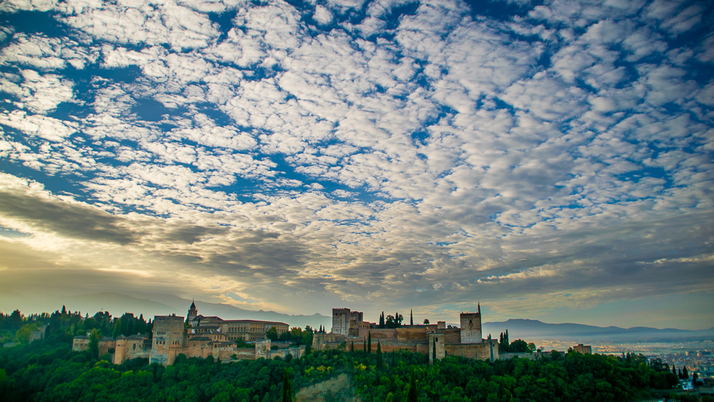 Altocumulus stratiformis perlucidus
"Alhambra altocumulos 21 oct 16"

Los primeros minutos tras el amanecer  trajeron estos altocúmulos aun iluminados por unos bajo, sobre al Alhambra de Granada
