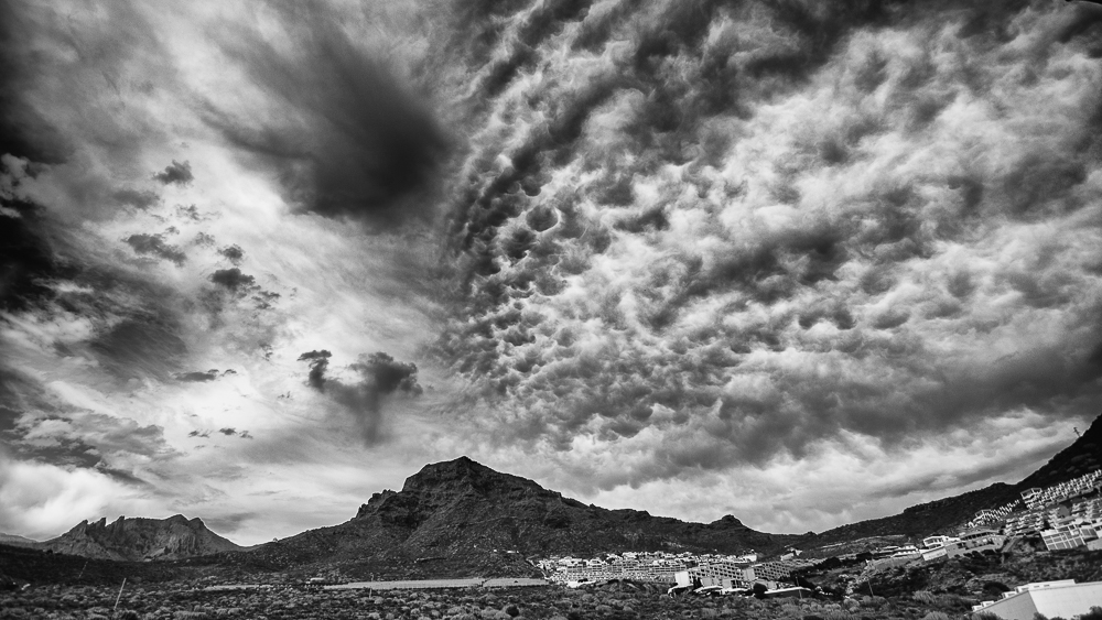 MAMMATUS_12_SEPT_16_D5300_ROQUE_CONDE.jpg
Nubes de origen subtropical lamieron la isla de Tenerife desde el sur. No dejaron lluvias pero vimos pasar este impresionante despliegue de nubes mammatus,. Fotografía en blanco y negro pues el día era muy gris y sin color, así se realza mas la estructura d e las nubes
Álbumes del atlas: mamma ZFO16