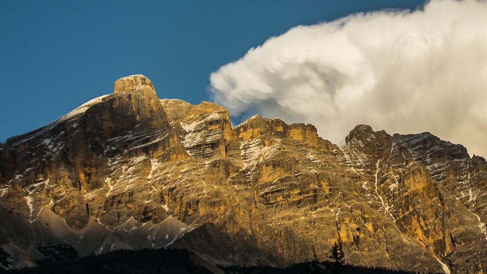 cumulonimbus sobre Dolomitas
un cumulonimbus precio al atardecer tras el pico Lavarella, en los Dolomitas italianos, en Alta BAdia
