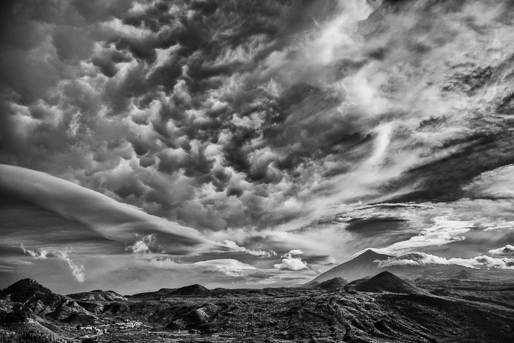 mammatus teide 2 diciembre d5300 desde masca
una gran nube se extendió desde la Palma hasta Tenerife, dejando  a su paso , este impresionante frente con mamuts, con el Teide de fondo, empequeñecido
