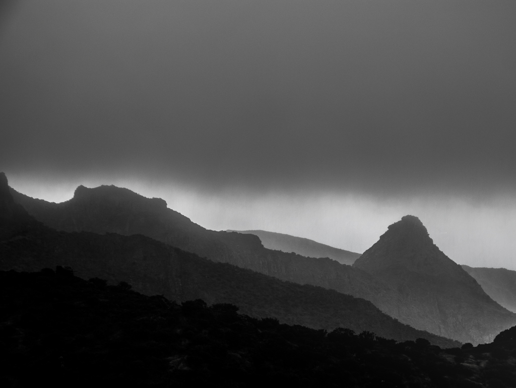 Nimbostratus
"montes y nubes de Masca"

en el limite entre norte  y suroeste de la Isla, este valle recibe el paso de las nubes   a ras de sus cimas
