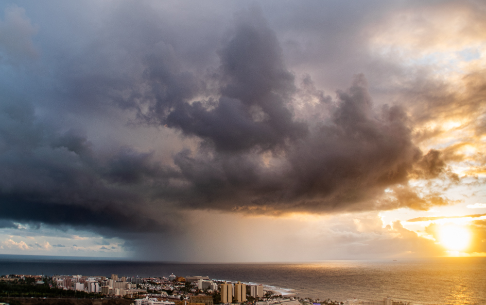Cortina de lluvia sobre el atlántico
el otoño 2020 fue generoso en lluvias ne el sur de Tenerife. En esta imagen una cortina de agua  acercandose a la costa  al atardecer
Álbumes del atlas: praecipitatio