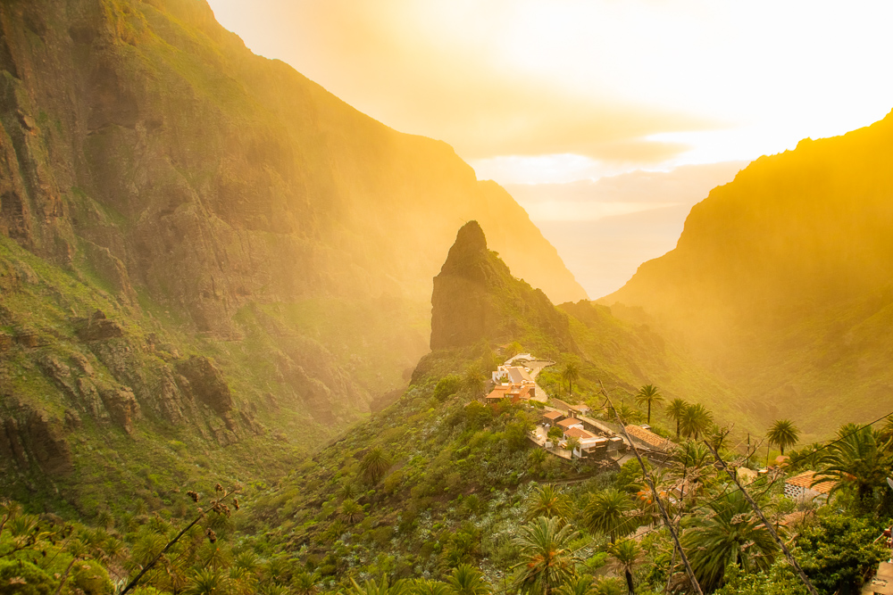 magico valle de masca
una fina lluvia es iluminada por los últimos rayos de sol y a un aspecto mágico a este hermoso valle de Tenerife
