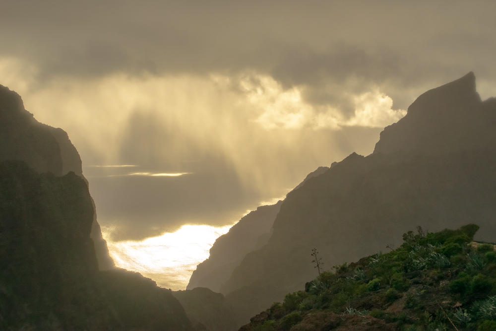 cortinas de lluvia en los acantilados 
una lluvia fina cae sobre los acantilados Del Valle d masca en Tenerife
