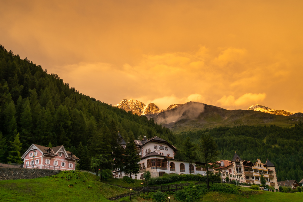 y el cielo se tiño de color
el hotel Post en Solda, Alpes italianos, tras una tormenta el  cielo se volvió de un intenso color naranja
