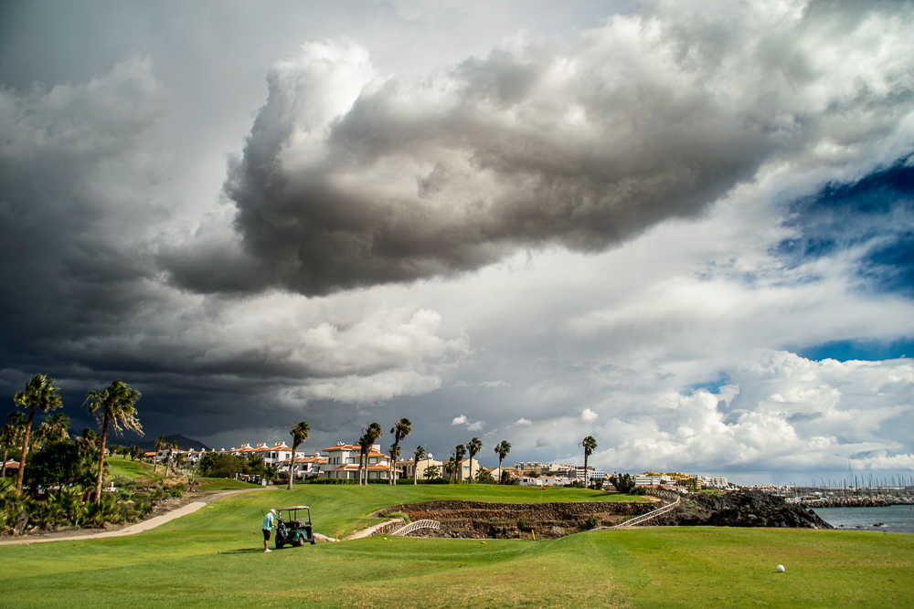 el hoyo 8
jugando el hoyo 8 del Amarillo golf en Tenerife sur,  la inestabilidad   se hizo patente con estas nubes y la lluvia intensa, que empero, no nos impidió acabar nuestro partido 
