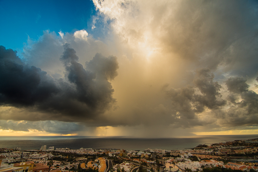 lluvia sobre el Atlantico
los cumulos van descargando su lluvia al atardecer en el canal entre l a Gomera y Tenerife sur 
Álbumes del atlas: aaa_no_album