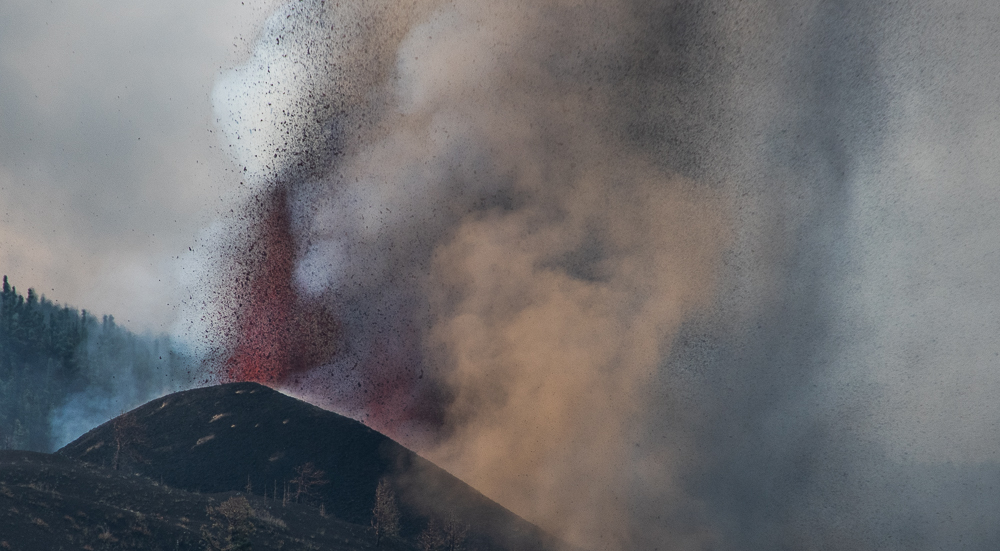 La furia diurna del volcan d e La Palma
durante el primer dia de erupción , elvolcan formo ya un cono volcánico y emitir ceniza y lava  de esta forma tan aterradora
