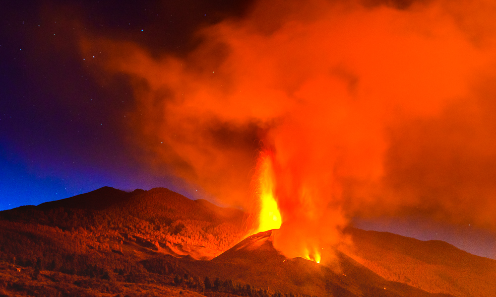 primer amanecer del volcan de la Plama
Primera noche de erupcion volcanica... tras una larga noche, empieza amanecer  
