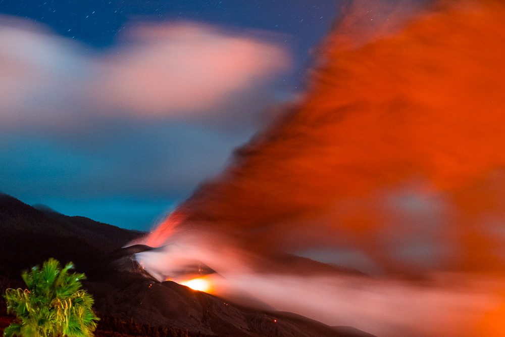 las nubes del volcan
los alisios empujan nubes blancas de vapor d agua hacia la nube de ceniza volcánica en la Palma
