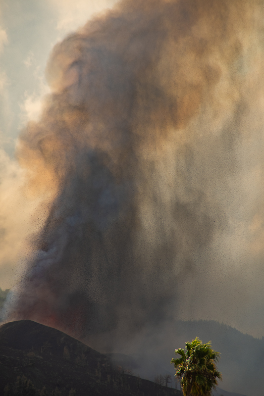 Pirocumulo y lava
volcan de LaPalma explusando gran cantidad de lava y humo

