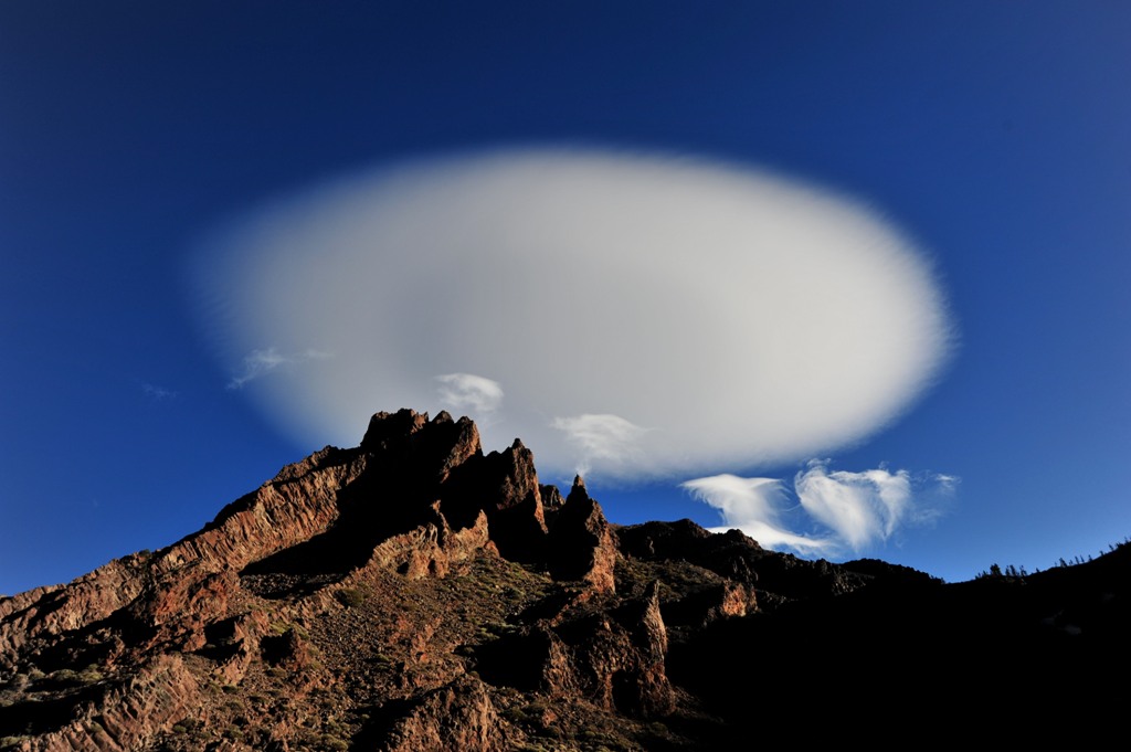 lenticular sobre boca tauce
una preciosa nube lenticular estuvo estacionaria  mas de media hora sobre los montes del parque nacional del teide en octubre 2013
