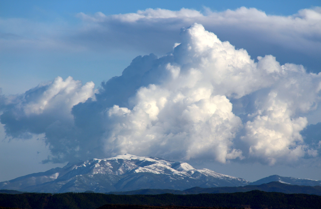 Nube-engañosa
La crecida de esta nube en la cima del Montseny el dia 15/2/2016 por la tarde, era un poco engañosa. Porque a simple vista parecía que la nieve estaba humeando.
Álbumes del atlas: ZFI16 aaa_atlas
