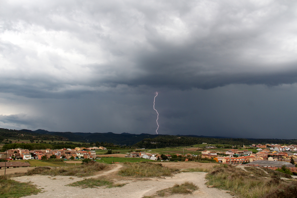 Tormenta de tarde
Mientras la tormenta de tarde descargaba con fuerza en la cordillera prelitoral del Montseny, en la comarca de Osona lucia el sol.
