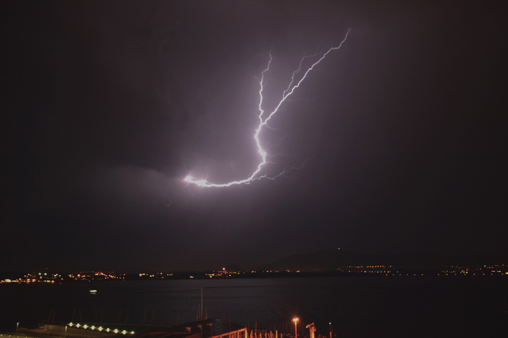 Tormenta despidiendo agosto
Santander el dia 30 de agosto del año 2015 a las 22:00, el norte de España despide agosto con tormentas, en santander especialmente tormenta electrica, cayeron algunas gotas, pero los impresionantes rayos eclipsaron la tormenta.
Álbumes del atlas: ZFV15 rayos