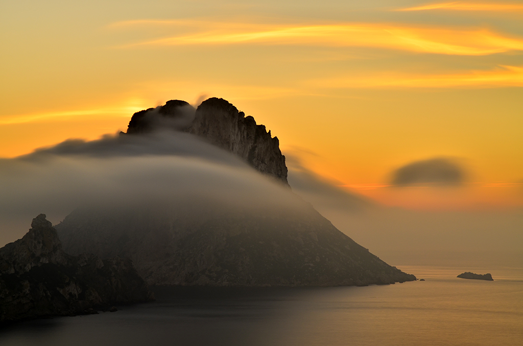 Stratus
"Nubes orogénicas (PRIMER PUESTO FOTOINVIERNO'2016)". Nubes orogénicas en el islote de Es Vedrá (Ibiza) durante un atardecer.
