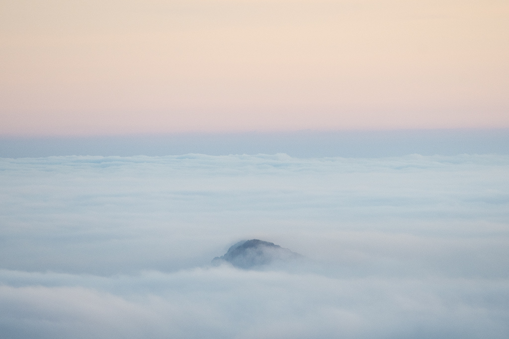 Rodeado de niebla
Una pequeña montaña rodeada por niebla.
Álbumes del atlas: aaa_no_album