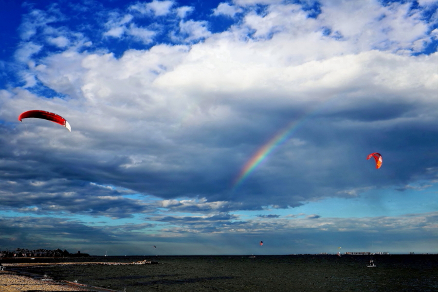 Cometas escoltando un arco iris
El día 23 de abril los restos de un frente frío reactivado en el Mediterráneo, dio lugar sobre el Mar Menor a chubascos dispersos y un viento favorable a la práctica de kite-surfing, formando esta curiosa imagen con el arco iris.
