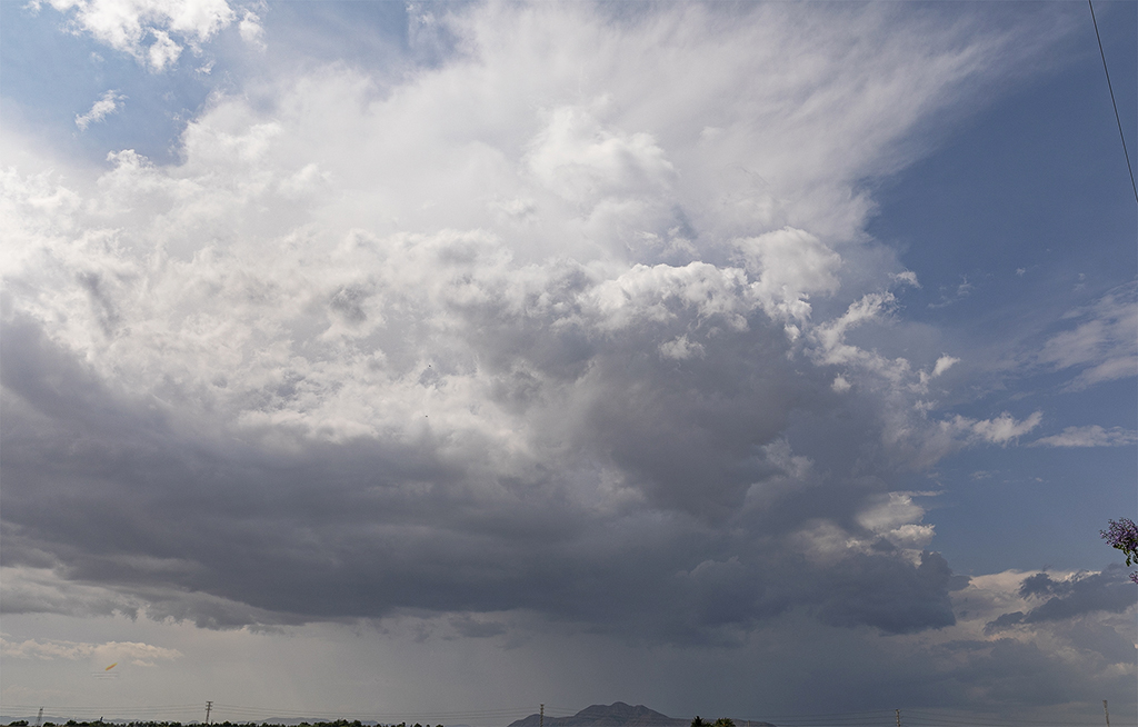 Descargando sobre Murcia
En otro día de actividad tormentosa se apreciaba este nubarrón desde Los Alcázares (Murcia) sobre la ciudad de Murcia; iba camino a la Vega Baja de Alicante y estaba dando intensas lluvias en todo el camino.
