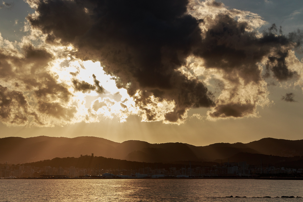 Atardecer nublado
Fotografía tomada desde el Castillo de Bellver, Palma de Mallorca
