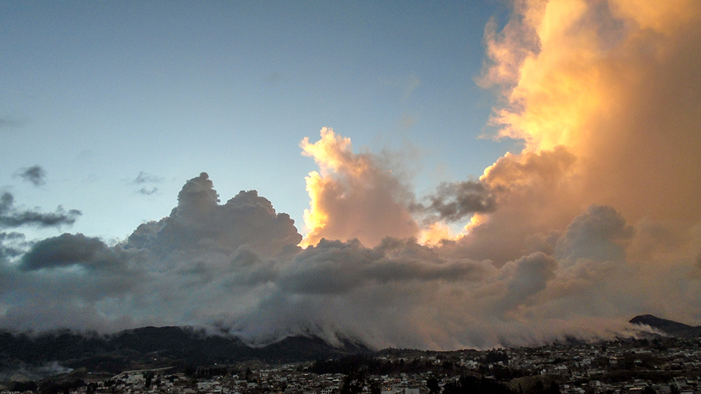 Invasión de Nubes 
Invasión de nubes de lluvia en la ciudad de Loja
