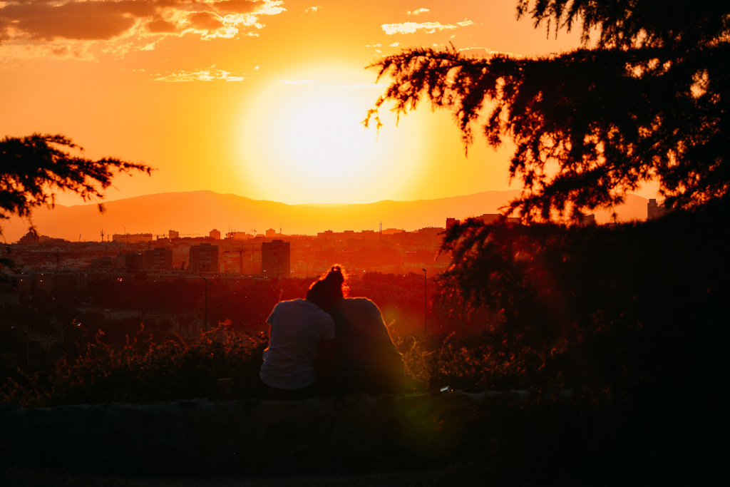 Mirando al Sol Pasar
Buenas vistas de un atardecer dorado para una pareja que lo esta disfrutando
Álbumes del atlas: aaa_no_album