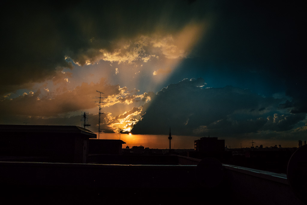 Enciendan la luz
Durante una tormenta, se pudo ver esta imagen entre nube y nube, como si fuera una cortina
Álbumes del atlas: aaa_no_album