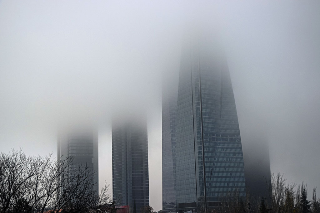 Medias Torres
Niebla espesa en la zona de negocios de Madrid, las torres parecen estar cortadas por la mitad
