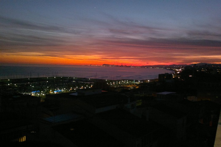 Mirando el alba
una magnifica foto desde un 3r piso que se contempla todo Barcelona
