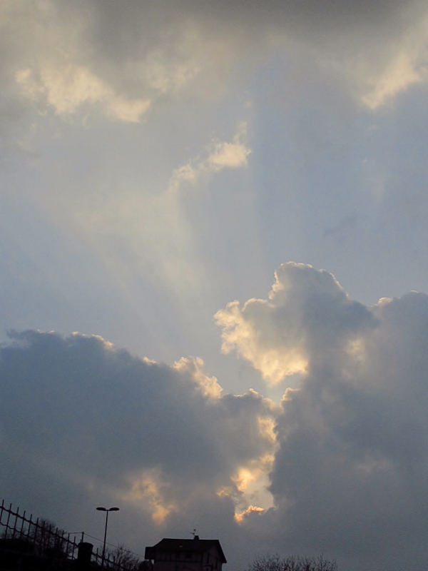 rayo de sol
rayo de sol saliendo entre las nubes,foto sacada durante un paseo entre pasajes antxo y pasajes san pedro
