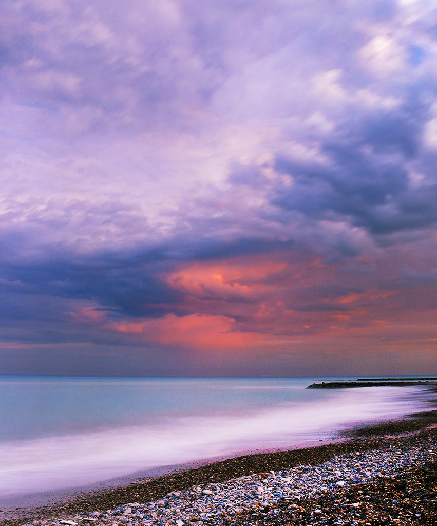 Crepúsculo
El agua del mar en larga exposición contrasta con un cielo de nubes en cierta espiral. La luz crepuscular del atardecer se refleja en el centro de forma espectacular. Emoción.
