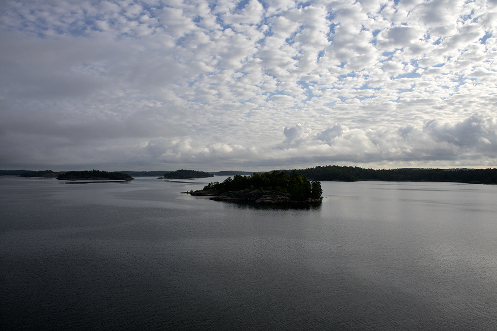 Algodones y calma
Fotografía tomada a las siete de la mañana desde un barco cruzando el Mar Báltico y entrando a Estocolmo
