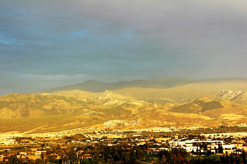 Bruma sobre Granada
Dia de calima con nubes
