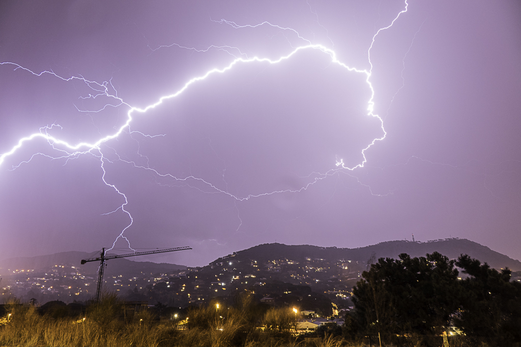 TORMENTA ELECTRICA DE AGUA Y GRANIZO
Tarde de tormenta brutal de rayos muy potentes, muchisima agua y dejando para el final una traca de granizo brutal, sobre Mataró.
