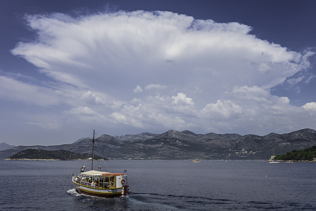 CRECIMIENTO DE CUMULONIMBUS ENORMES
De vacaciones por Croacia, pude observar la fuerza de la costa adriàtica, como alimentava una tras otra, infinidad de tormentas que cerecican en pocos minutos, con formas perfectas.
