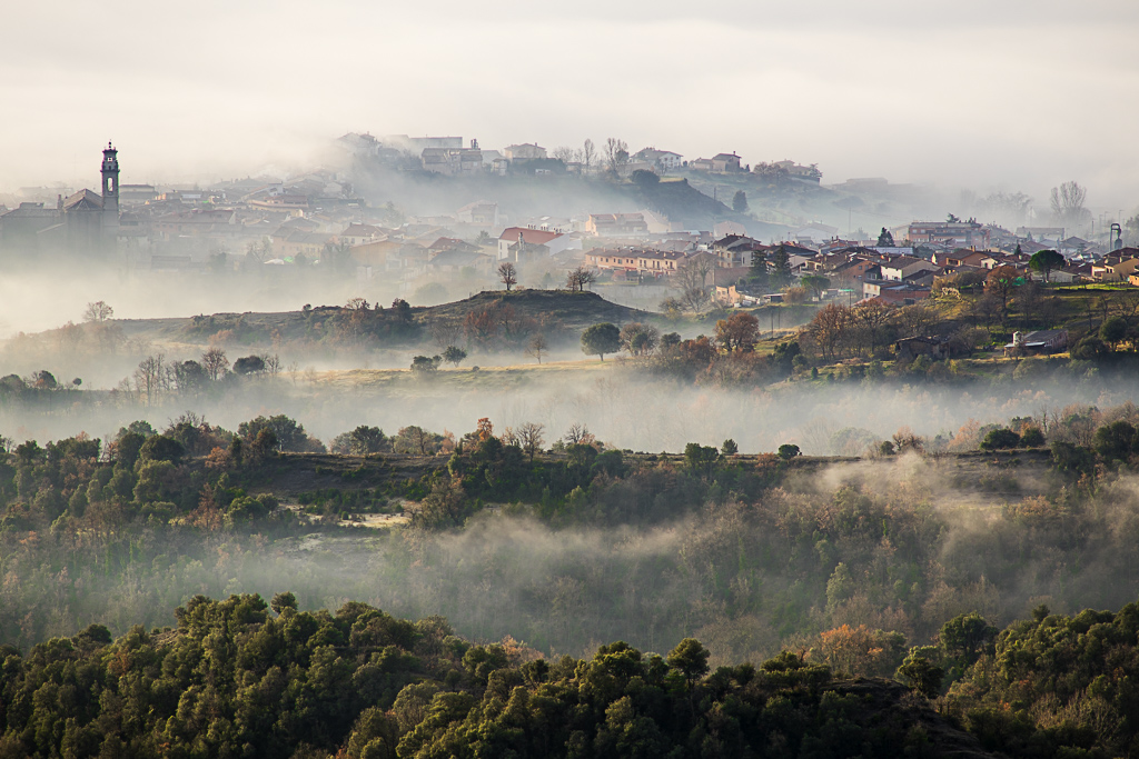NIEBLAS
estratos de nieblas en el pueblo de Sant Pere de Torelló
